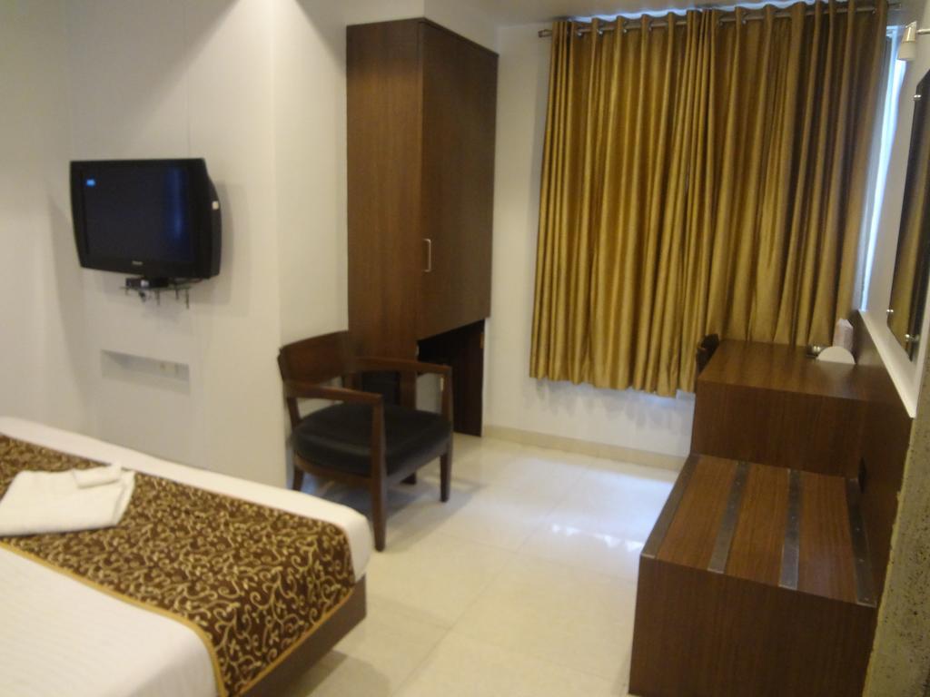 Hotel Adi Nagpur Eksteriør billede