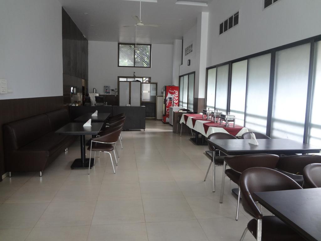 Hotel Adi Nagpur Eksteriør billede